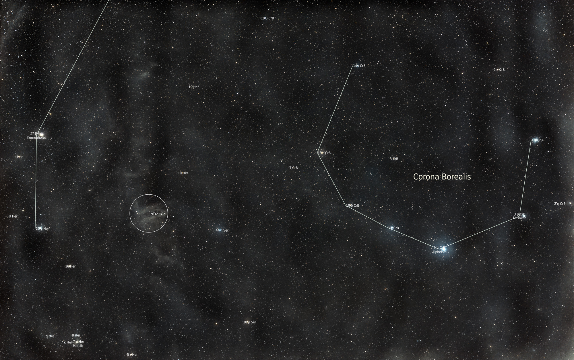 Die vom Licht der Milchstraße beleuchtete Staubwolke Sh2-73 zwischen den Sternbildern Herkules (Ausschnitt links oben) und der nördlichen Krone (Corona Borealis)